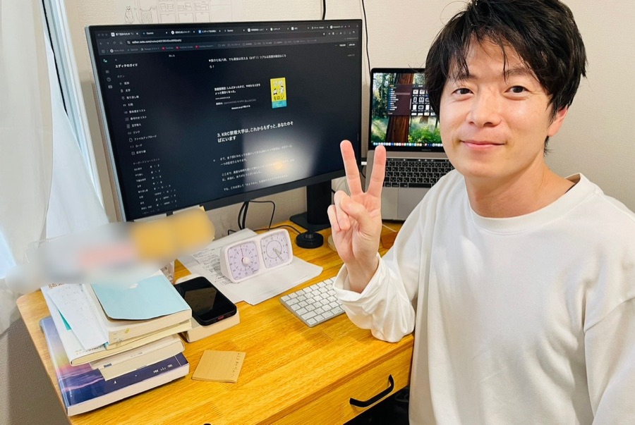 机でAIと作業するようすけ